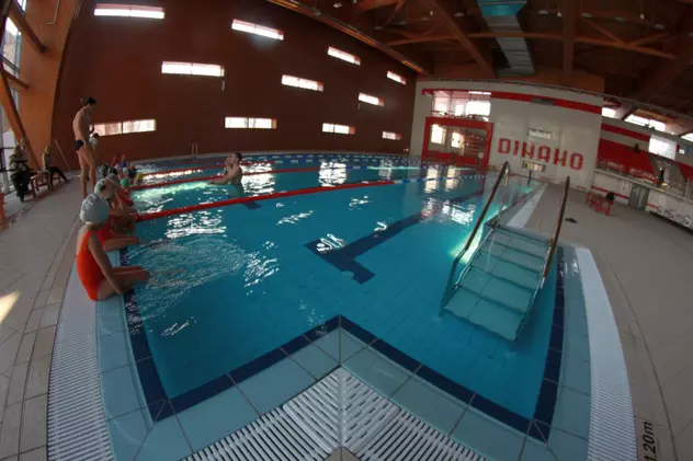 Doar 56 de școli din toată țara au bazin de înot, din care 17 în București. Ministrul Educației: „Capacitatea sistemului este slabă”