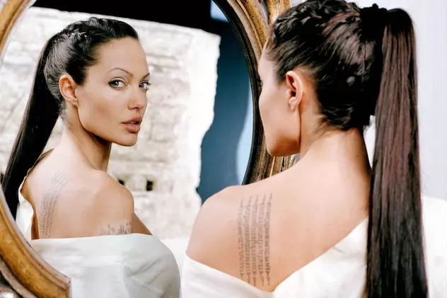 Semnificația MESAJELOR de pe trupul Angelinei Jolie | FOTO