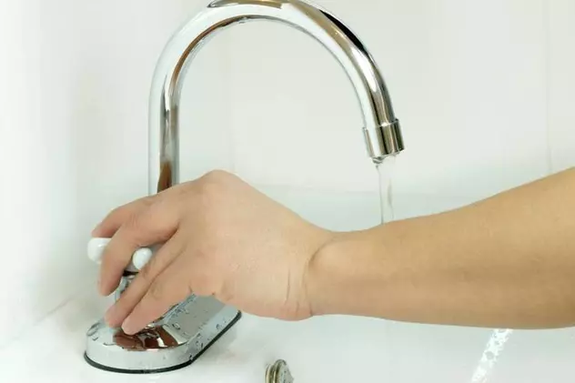 Direcţia de Sănătate Publică a interzis consumul de apă pentru anumite categorii de persoane din Buhuși