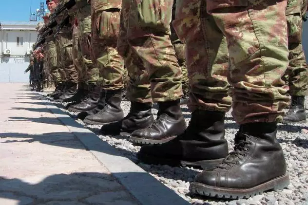Câteva zeci de militari care și-au luat concediu paternal, obligați să restituie banii