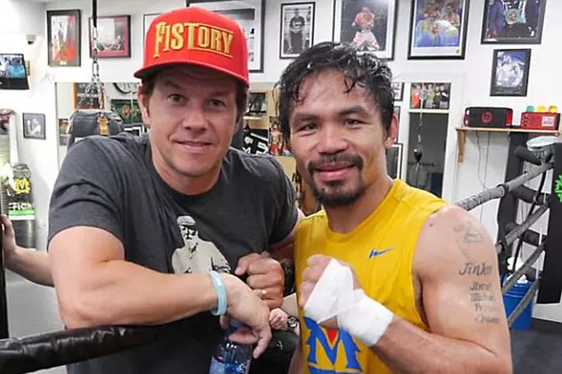 Manny Pacquiao este susținut de actorii americani Mark Wahlberg și Mario Lopez