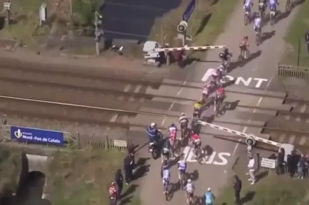 Cicliștii care au forțat trecerea cu barieră peste calea ferată vor fi dați în judecată de SNCFF / VIDEO