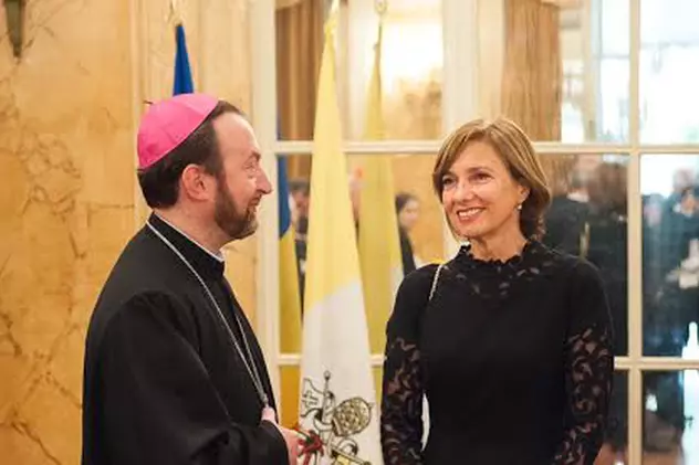 Cum a fentat Carmen Iohannis rigorile vestimentare de la Vatican?