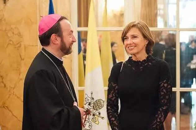 Ținuta purtată de Carmen Iohannis la Vatican, DESFIINȚATĂ de Iulia Albu. Ce a putut spune despre PRIMA DOAMNĂ