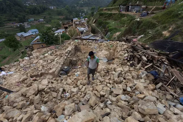 Un nou cutremur în NEPAL! Seismul a avut 7,3 grade pe scara Richter