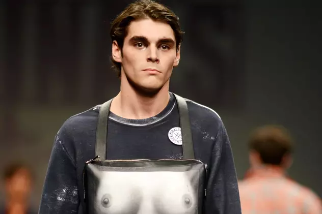 Bărbaţii cu fustă şi sâni, ultima modă la Milano | FOTO