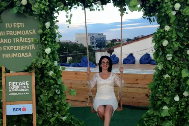 Cumnata Nadiei Comăneci a făcut show la o prezentare de modă. Se poartă ca o școlăriță!