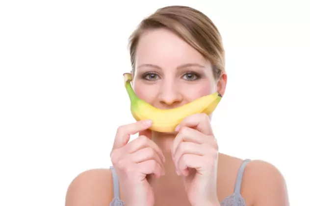 Cum îţi poţi albi dinţii cu ajutorul cojilor de banană