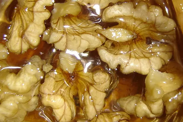 Ce se întâmplă dacă mănânci miere cu nuci în fiecare zi. Efectul este imediat