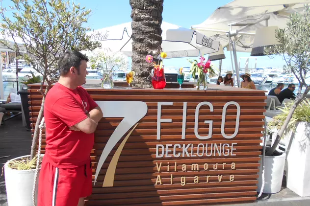 De vorbă cu chef-ul de la localul Sete Cafe, deținut de fostul mare fotbalist Luis Figo în stațiunea de lux portugheză Vilamoura, din Algarve: ^”E mort după carabineros, creveții gigant. Sunt foarte scumpi, dar el îi comandă zilnic!”