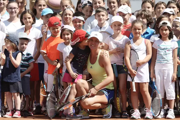 Simona Halep a făcut schimburi de mingi cu peste 100 de copii. Numărul trei mondial WTA a petrecut peste o oră și un sfert pe zgura de la Arenele BNR / ^GALERIE FOTO