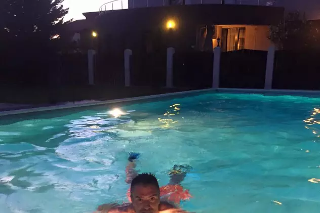 Daniel Pancu se bălăcește în piscină pentru a scăpa de caniculă