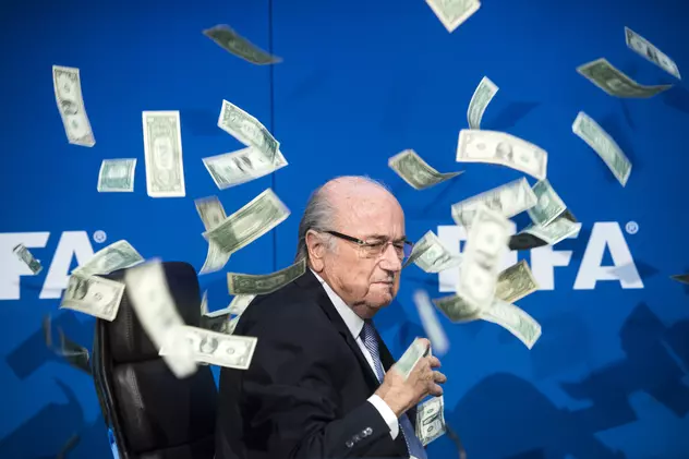 Atac la Sepp Blatter! Un britanic i-a aruncat cu bani falși în față șefului FIFA! "Ce mişto!", a reacţionat Helmuth Duckadam / VIDEO