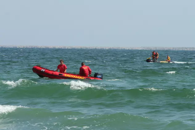 Două adolescente au fost salvate din mare, la Costinești. Medicii au început manevrele de resuscitare