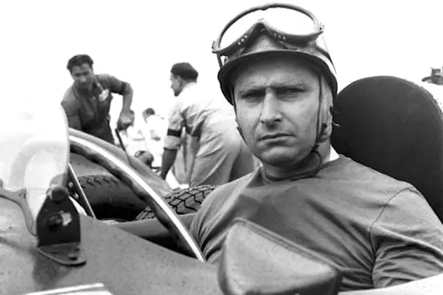 Trupul cvintuplului campion mondial de Formula 1 Juan Manuel Fangio a fost exhumat / VIDEO