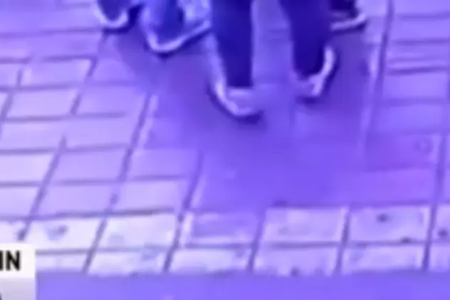 Imagini șocante | Cinci persoane, "înghiţite" de asfalt, într-o staţie de autobuz | VIDEO