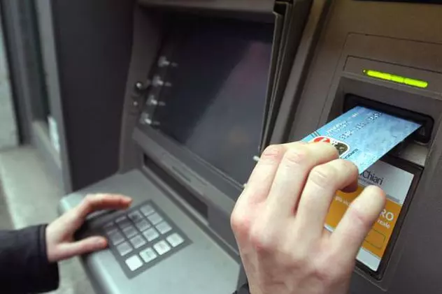 Jaf de zile mari în Capitală! Patru bărbaţi au furat un bancomat ÎNTR-UN MINUT