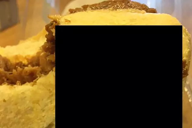 "Mi s-a făcut imediat rău". Ce a găsit un bărbat într-un sandviş i-a întors stomacul pe dos | VIDEO