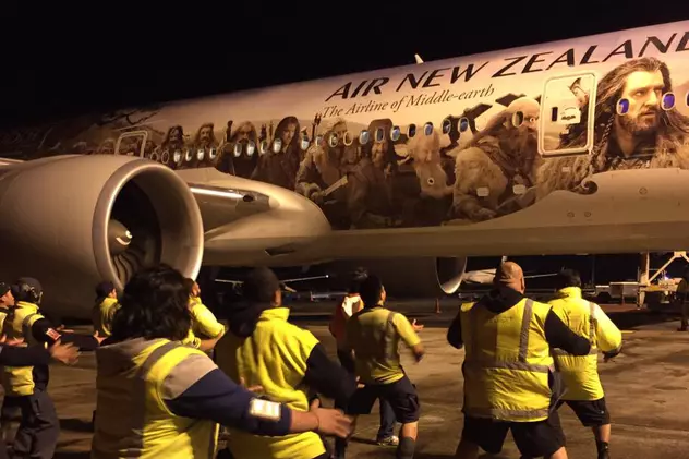 Senzațional! La plecarea neozeelandezilor la Cupa Mondială din Anglia, ^angajații aeroportului au executat o haka pentru rugbiștii aflați în avion. ”Stejarii” ajung miercuri la Londra / VIDEO