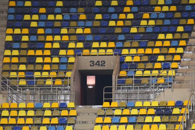 A intrat Sorin Oprescu la închisoare, s-a ”spart” stadionul Primăriei! ^Apa și-a făcut de cap pe ”Național Arena”, în timpul jocului Steaua - Voluntari, alungându-i pe puținii spectatori veniți la meci / GALERIE FOTO