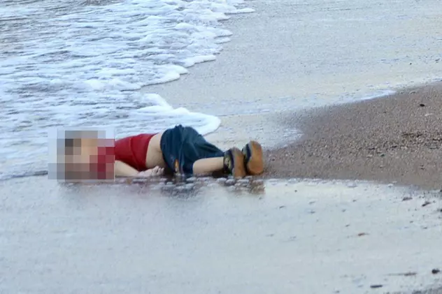 TERIFIANT! Asta e IMAGINEA CARE A ÎNGENUNCHEAT ÎNTREAGA LUME. Un băieţel sirian de doar 3 ani, ÎNECAT, adus de ape pe o plajă din Turcia