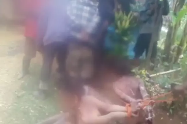 Femei acuzate de vrăjitorie, dezbrăcate şi torturate în public pentru că "au furat inima unui bărbat" VIDEO