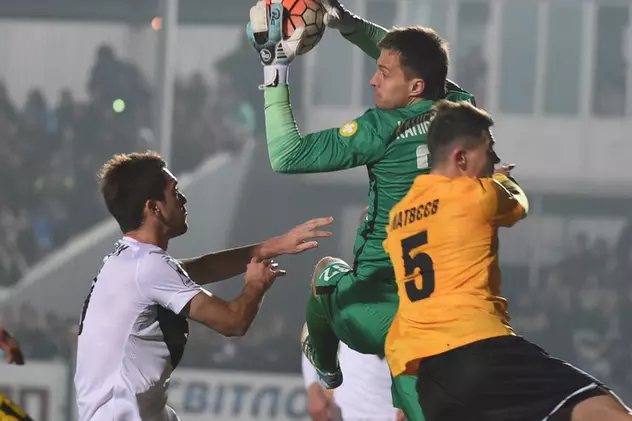 Portarul lui Şahtior a fost atacat de un fan. Reacţia goalkeeper-ului e halucinantă / VIDEO