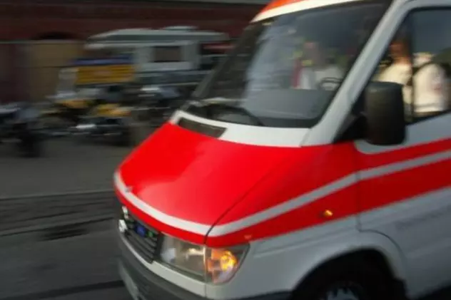 Salvatori de la Ambulanţă, atacaţi cu pietre de pacientul pe care îl îngrijeau