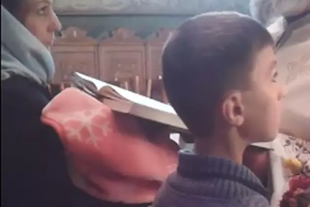 Imagini incredibile la un botez. Preotul se enervează pe o enoriaşă şi o ceartă în biserică | VIDEO
