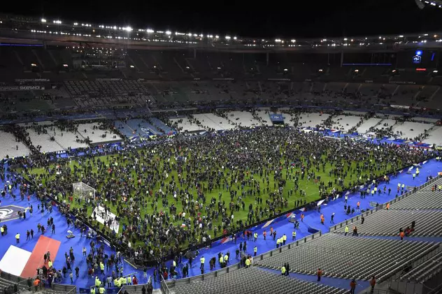 ATENTATUL DE LA PARIS! Un kamikaze a dat să intre în stadion cu o centură explozivă! ^Teroriștii, surprinși de soția cântărețului / VIDEO