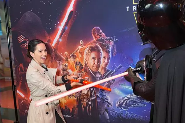 Vedete, frate!  Cei mai înfocaţi fani din showbiz ai seriei «Star Wars» au testat laserul lui Darth Vader la avanpremieră