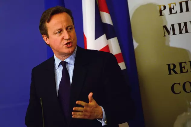 Garda de corp a fostului premier britanic David Cameron și-a uitat arma şi paşaportul în toaleta unui avion