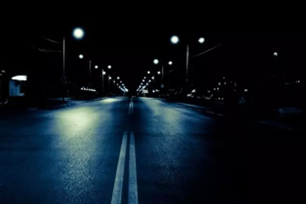 Imaginile sunt virale. ”Zâna drumurilor”, surprinsă noaptea pe o stradă din Rusia | VIDEO