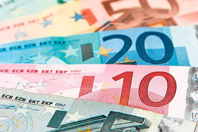 Euro a ajuns la 4,6656 lei, nou minim istoric al monedei naționale. Scăderea aduce noi scumpiri la alimente și rate mai mari la credite