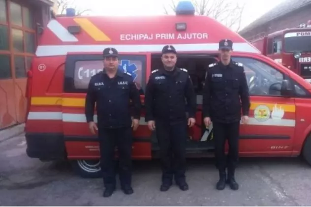 Trei pompieri din Arad au devenit moașe în mijlocul câmpului