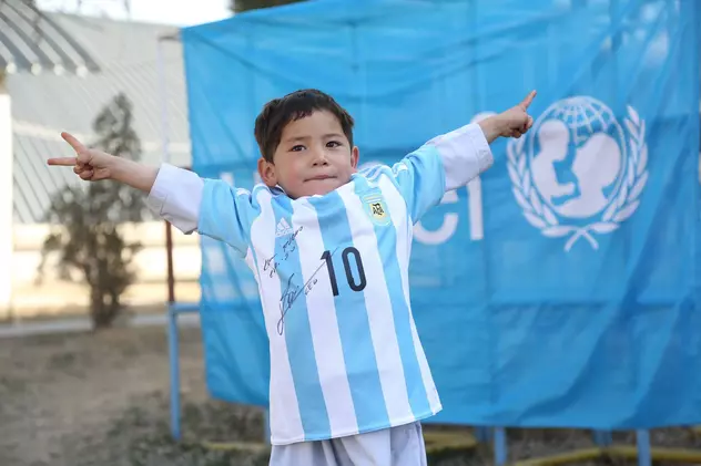 Copilul afgan, care se juca îmbrăcat într-o pungă cu numele lui Messi, a primit un tricou din partea idolului său