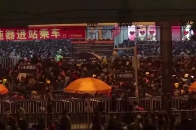 Zăpada a blocat 100.000 de chinezi în gara din Guangzhou | VIDEO