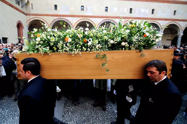 Mii de oameni, prezenți la înmormântarea lui Umberto Eco | FOTO
