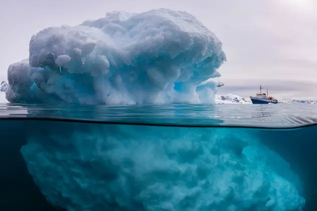 Un fotograf a ”păcălit” un iceberg să ”înghită” o barcă  | GALERIE FOTO