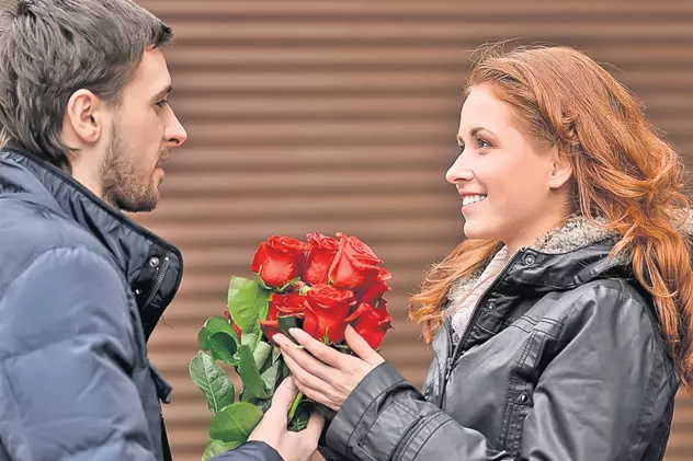 Care este semnificația florilor: Dăruieşti trandafiri roşii de Valentine's Day? Îi spui că eşti topit după ea!