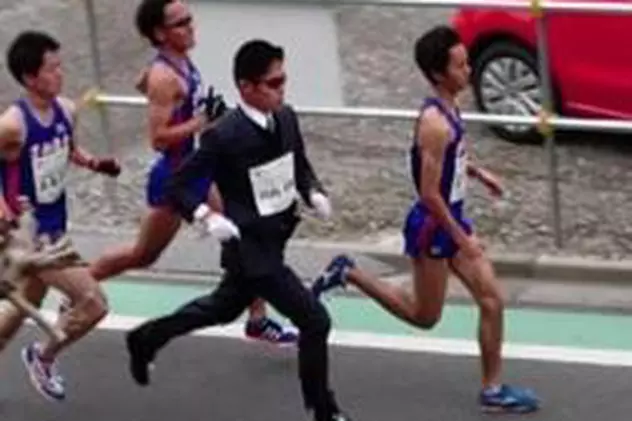 Ce nebun! Un atlet calificat la Rio a stabilit un nou record la semimaraton în costum / VIDEO