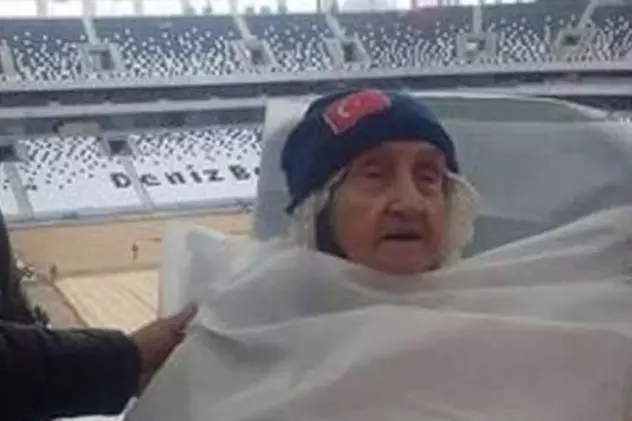 O fană de 100 de ani a lui Beșiktaș Istanbul a ajuns la stadion pe un pat mobil