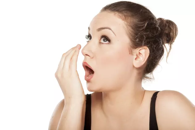Guma de mestecat nu rezolvă respirația urât mirositoare, ci doar o maschează. Află care ar putea fi cauzele și cum poți scăpa de ea!