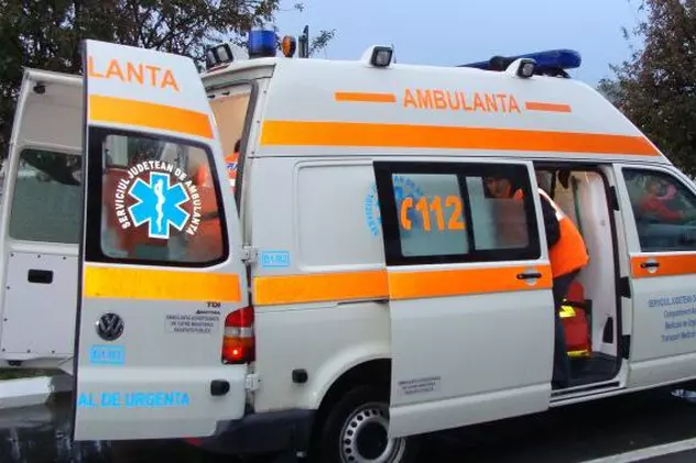 Accident grav în Olt. O ambulanţă în care era o fetiţă de 6 ani, lovită de un camion