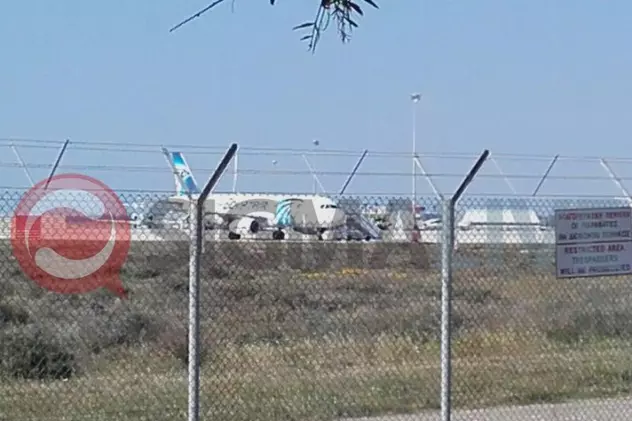 Primele IMAGINI cu avionul EgyptAir cu 81 de pasageri la bord, deturnat în Cipru|FOTO