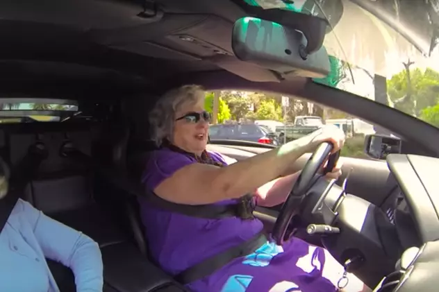 Două bunici au testat un Lamborghini. Cum s-au distrat femeile cu bolidul / VIDEO