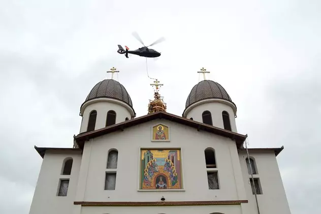 Cruce pusă cu elicopterul pe o biserică dintr-o comună brașoveană | FOTO