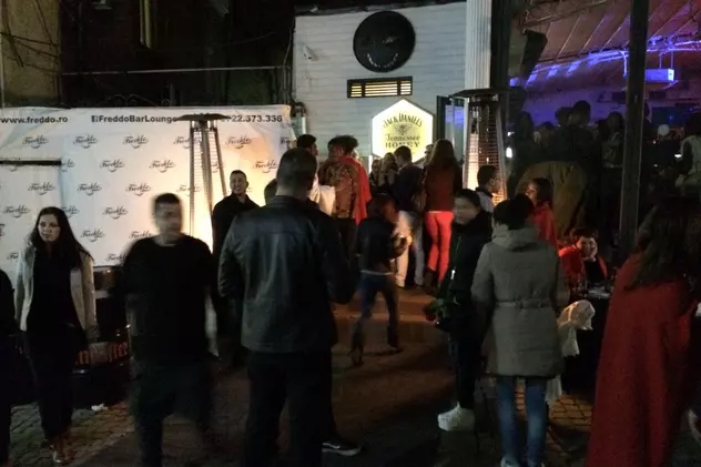 Toată lumea afară, la țigară! Tinerii din București au mutat distracția în fața cluburilor FOTO