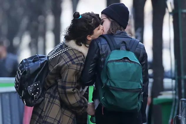 Nu se mai ascunde! O actriţă celebră, sărut pasional cu o femeie pe străzile din Paris!