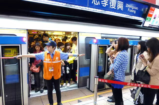 Caz șocant în Taipei! O fetiță de trei ani a fost decapitată la metrou
